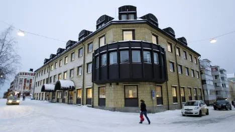 Enligt planerna ska Lulebo köpa Kyrkans hus av domkyrkoförsamlingen och bygga om fastigheten till hyresbostäder. Domkyrkoförsamlingens administration ska flytta in i det hus som Lulebo ska bygga på andra sidan om domkyrkan.<_Bildtext Fotobyline>FOTO: Pär Bäckström</_Bildtext Fotobyline>