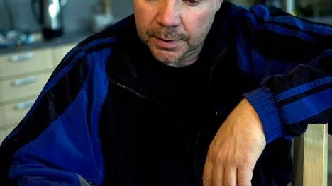 "Det verkar som att målet är att dräpa ut oss bönder", säger Roger Larsson, Orrbyn. Han tvingas sluta med sitt jordbruk eftersom han inte har ekonomiska möjligheter att uppfylla myndigheternas krav.FOTO: Kurt Engström