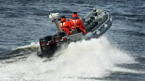 Luleå ribcharter körde turer ut till hangarfartyget HMS Illustrious och intresset var stort.FOTO: Pär Bäckström