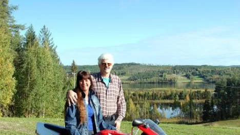 Eilert Andersson blev mycket rörd när Eva Blomqvist, som tack för hjälpen, skickade dagens ros åt honom.