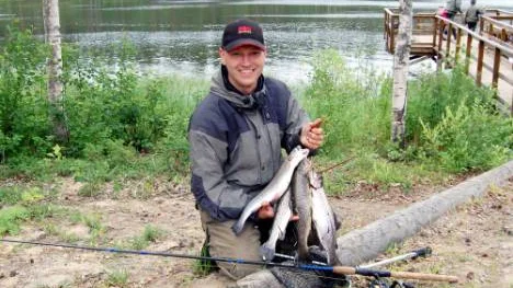 Dan Johansson från Luleå trivdes på Ekoparkens dag i Rosfors. Han tog upp fyra fiskar på 50 minuter. FOTO: leif hammarström