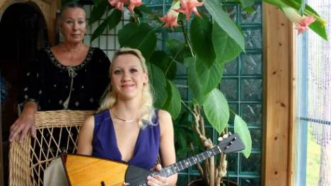 Birgitta Toreman och Natasha Ivanova bjöd på ryska folkvisor i Kurravaara. FOTO: Johan Sjölund
