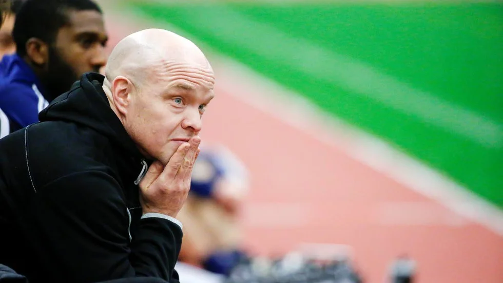 inga stängda dörrar. IFK Luleå-tränaren Fredrik Waara känner sig trygg med att motst¨åndarmålvakten tränar med hans lag.