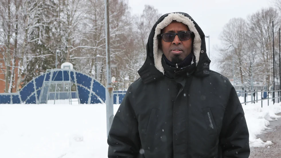 Mohamed Yuusuf Ibrahims barn är ofta på spontanidrottsplatsen i bakgrunden, för att leka eller spela fotboll. "Tidigare kunde man gå dit (till Östenssons) och köpa något när de blev törstiga eller behövde mellanmål", säger han.