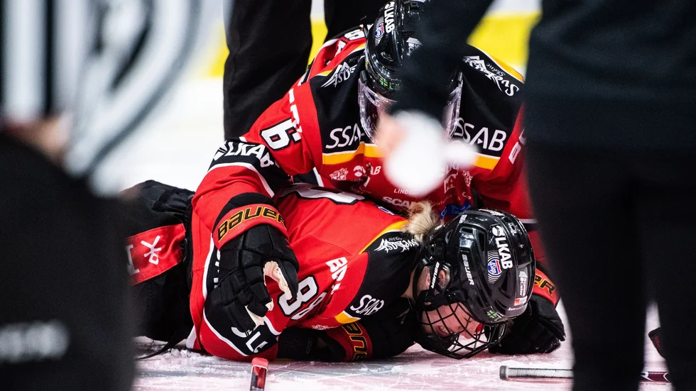 Ronja Savolainen låg kvar länge efter det hårda skottet. Men hon återvände i spel.