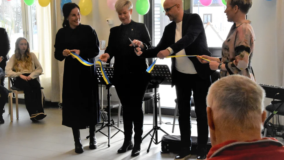 Suvi Järvinen-Valo, Nina Waara, Sven Tornberg, Anu Harri-Tyni hjälptes åt vid bandklippningen.