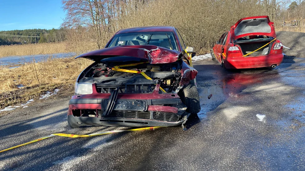 De två bilvraken står vid Vistinge i direkt närhet av riksväg 51 och sjön Glan. 
