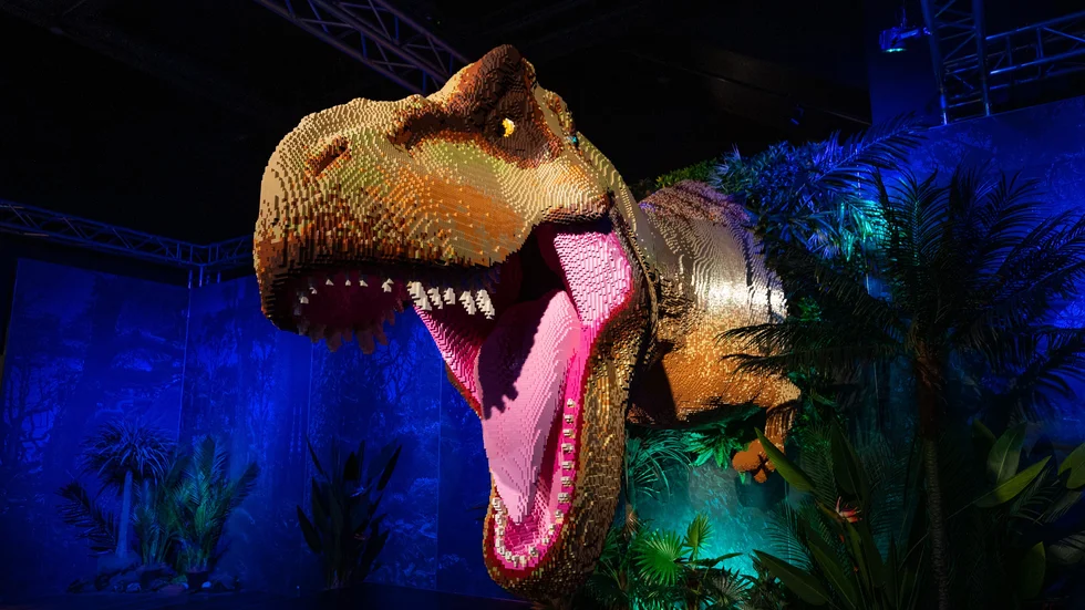 Biljettpriset till familjeshowen med Pappa Kapsyl landar nu på 125 kronor. Det är en halvering jämfört med priset när biljetterna släpptes. Dinosaurien på bilden är i lego från utställningen "Jurassic world".