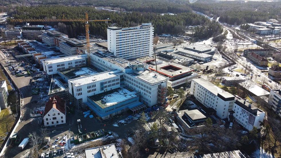Den misstänkte läkaren är chef för en verksamhet på Mälarsjukhuset. Han är nu häktad i åtminstone ytterligare två veckor.