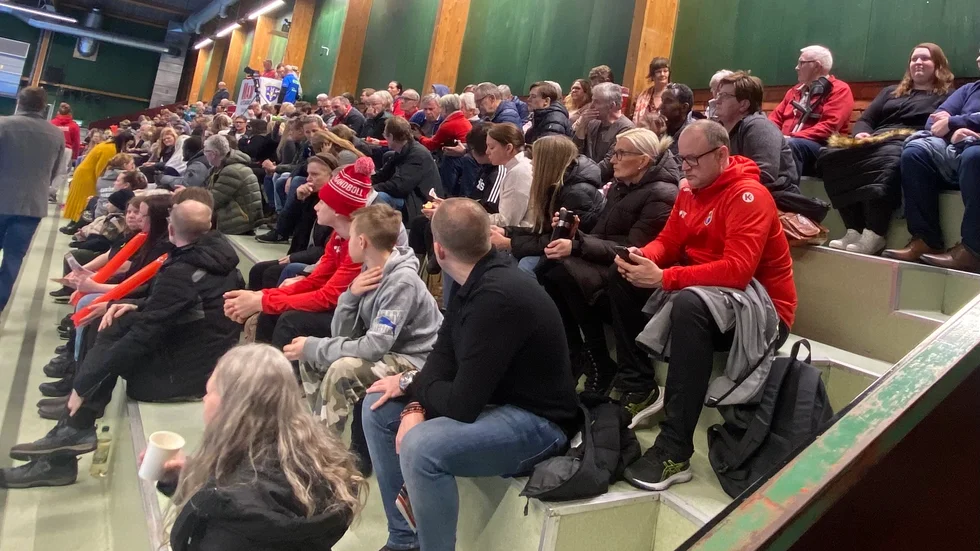 En bit kvar till matchstart och publiken bänkar sig för att få en bra plats i Idrottshusets A-hall. Här är publiksiffrorna just nu på samma nivå som hos allsvenska lagen Västerås och Skånela.