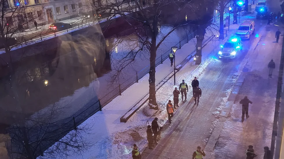 Runt 17.30-tiden var det stort pådrag vid Östra Ågatan där polisen kontrollerade flera fotbollsupportrar.