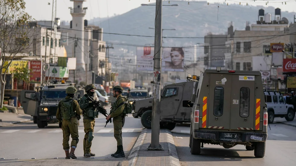 Israeliska soldater på plats i Hawara sedan två israeler skjutits till döds.