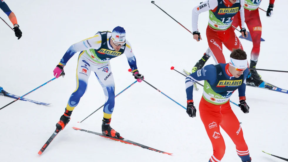 Calle Halfvarsson var inte nöjd med skidorna under söndagens VM-sprintstafett.