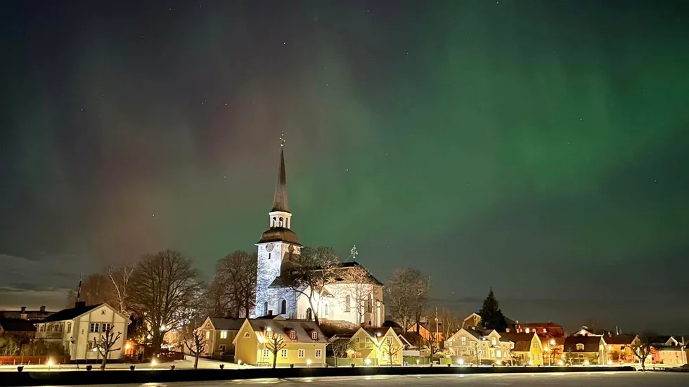 Norrskenet syntes tydligt över kyrkan i Mariefred runt klockan 23.15 på söndagen.