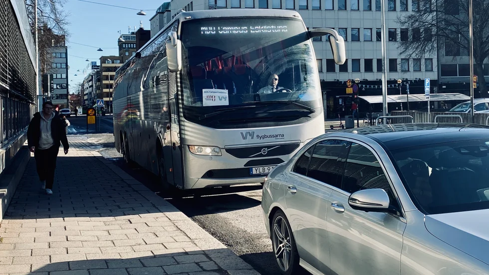 Bussen med MDU-studenter har klämt in sig bakom en felparkerad bil på Rademachergatan.