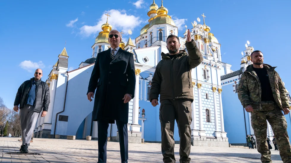 Joe Biden och Volodymyr Zelenskyj vid Sankt Mikaels-katedralen i Kiev.