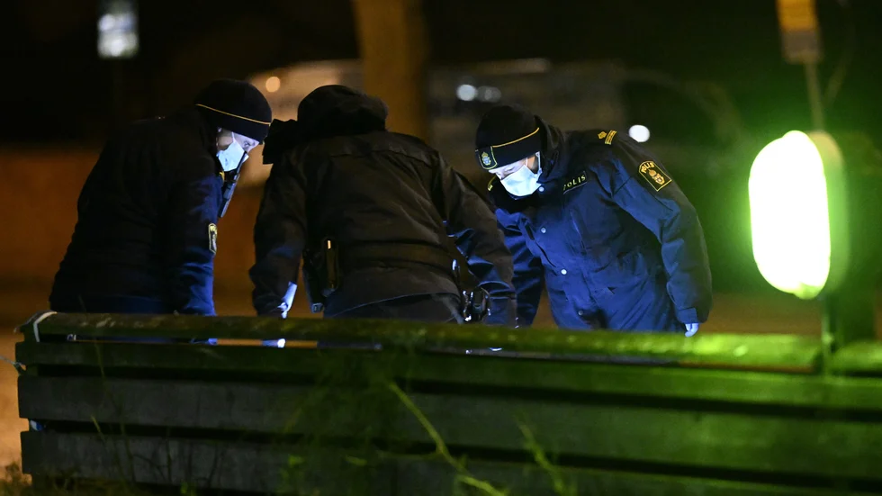 Polisens kriminaltekniker på plats efter skjutningen i Trelleborg i fredags.