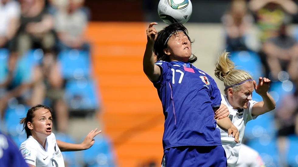 Den tidigare japanska landslagsanfallaren Yuki Nagasato (i blått) kritiserar landets fotbollsförbund för att försumma damfotbollen. Arkivbild.
