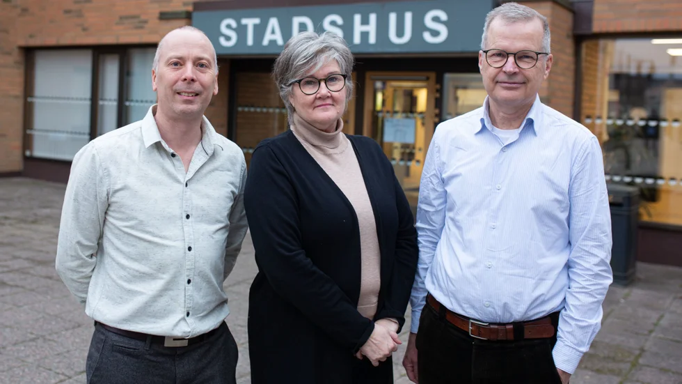 Det höga sjuktalet inom delar av den kommunala verksamheten måste tas på allvar, skriver Lars Johansson (V), Helen Nilsson (S) och Jacob Käll (C) och den nya majoriteten presentererar nu insatser som är på gång i kommunen.
