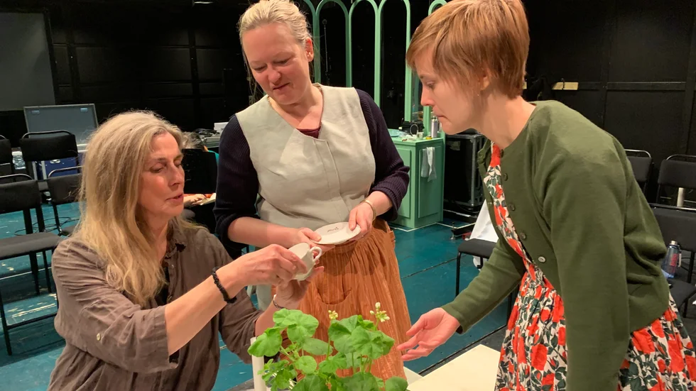 Annika Nordin, Sonja Lindblom och Malin Vispe repeterar  för fullt inför den kommande premiären av ”Handbok för husmödrar”. De djupdyker i den tid där kvinnor förväntas att börja bidra till försörjning samtidigt som de skulle fortsätta att sköta om hemmet. 