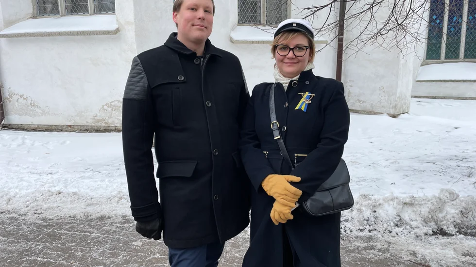 Kevin och Kadi från en av Tallinns studentorganisationer firar Estlands självständighetsdag.