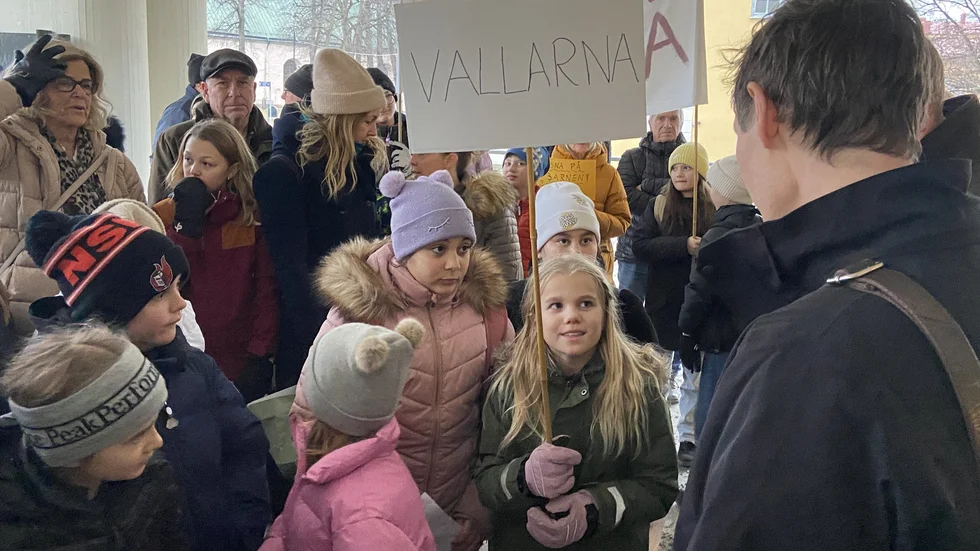 Vi vill fira skolavslutningen på Vallarna. Budskapet från eleverna var tydligt. Utbildningschef Peter Ekedahl var lika tydlig: "Det går att skapa nya traditioner", sa han.
