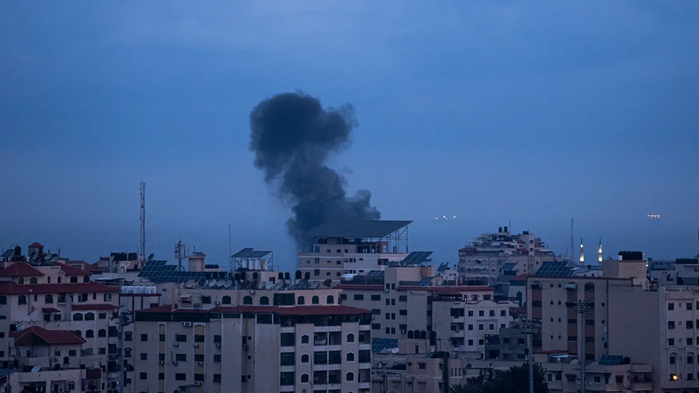 Rök stiger mot himlen från en byggnad i västra Gaza efter Israels flyganfall på torsdagsmorgonen.