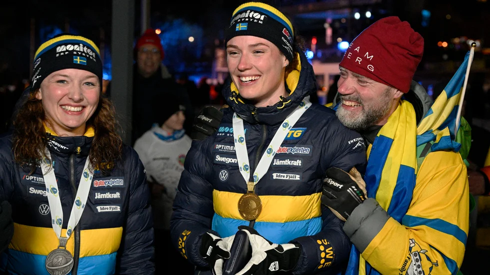 Linn Persson med sin silvermedalj, Hanna Öberg med sin guldmedalj, och Hannas pappa Tomas efter medaljceremonin i VM.