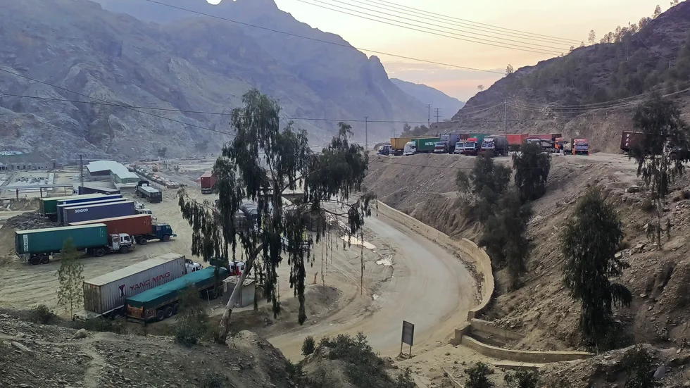 Lastbilar i väntan på att få köra över gränsen mellan Pakistan och Afghanistan vid övergången Torkham tidigare i veckan.
