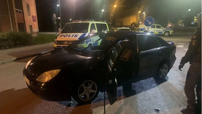 En av bilarna prejades och stoppades efter den dramatiska händelsen när en polis blev påkörd och sköt skarpt.