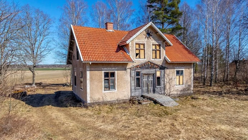 Kulla Lövhyddan ligger på landet, strax utanför Mörlunda. "Det är ett dödsbo som säljer en avstyckning från en gård", berättar mäklaren Mikael Österling. Avstyckningen väntas bli helt klar under våren. "Därefter kommer vi uppdatera annonsen med rätt kvadratmeter på tomten."
