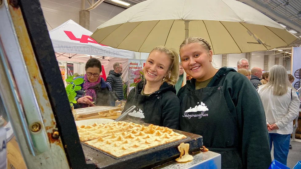 Det är en bit kvar till våffelsäsongen, men Emmy Aviander och Tove Borg från Skärgårdsvåfflan i Oxelösund tjuvstartade under bomässan på Rosvalla.