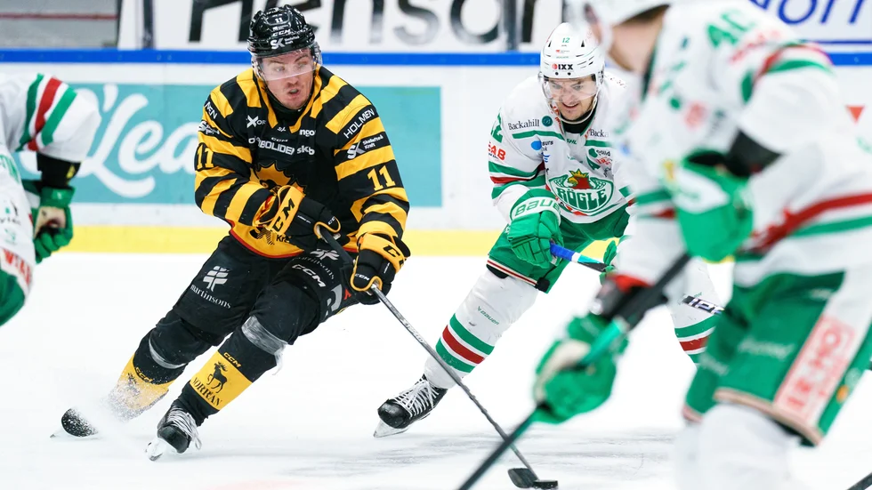 Max Lindholm i kamp med Brady Ferguson i den tredje kvartsfinalen.