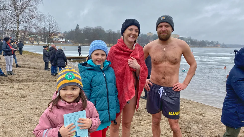 Från vänster står Mira Felländer, Emil Leiding, Anna Hallgren Leiding och Mikko Alanampa. Emil räknade att mamma Anna var nere i vattnet i fjorton sekunder innan hon tog sig upp igen.