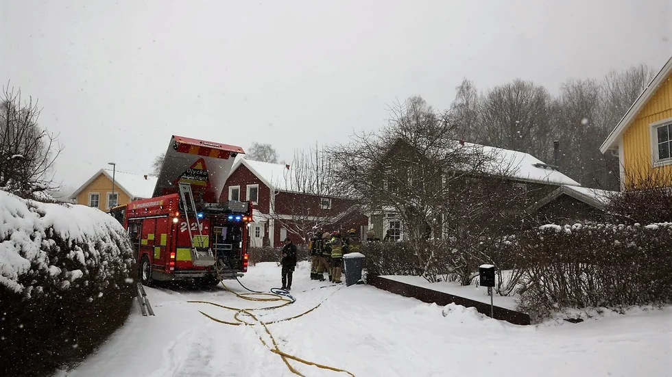 Brandkåren larmades om brand i en carport och villa i södra Gottsunda på måndagseftermiddagen. 