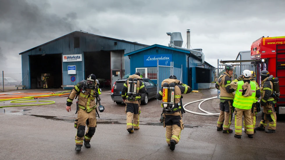Stor räddningsinsats vid en verkstad på Tornby under måndagen.