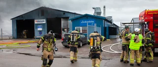 Stora skador efter brand i Tornby: "Det är kolsvart där inne"