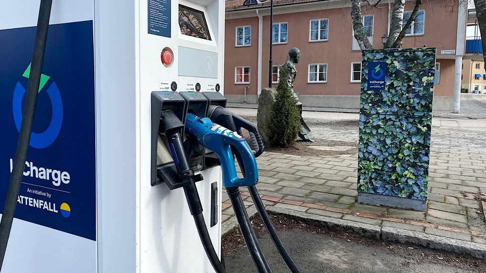 Antalet laddbara elbilar har ökat kraftigt de senaste åren och behovet av laddinfrastruktur blir allt större. Idag finns ett tiotal laddstationer med sammanlagt ett 60-tal laddplatser i Enköping, här laddstolpen vid Fridegårdsparken, men fler är på gång.