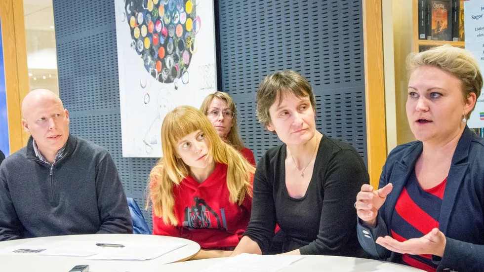 GÖR OM. Mats Vidgren, Vitå, Liv Shange, Svartöstan, Ingela Lindqvist, Vitå, och Rebecka Öhman, Klöverträsk, är några av de kritiska föräldrar som vill att kommunen gör om hela utredningen runt Framtidens skola. Tiden för att gå igenom alla 700 synpunkter är för kort menar de.