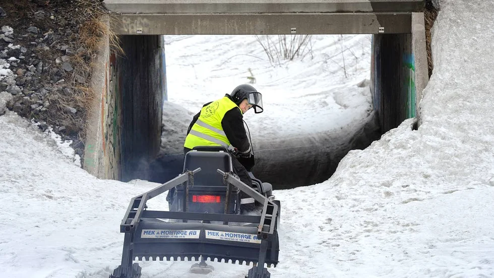 HJÄLMTVÅNG.  I Hertsö skoterförening erbjuder man lånehjälmar till de som provar på att köra eller åka skoter.