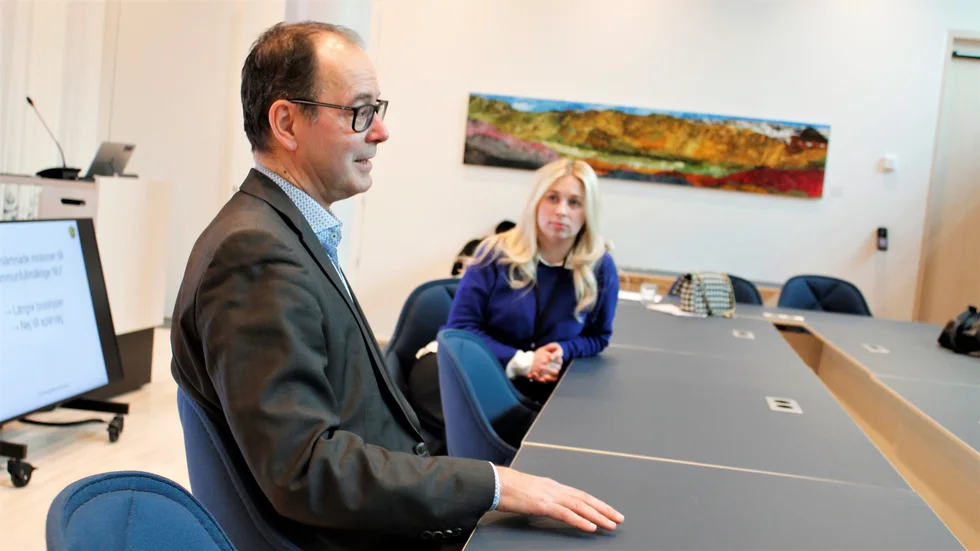 "Frågan om kollektivtrafiken måste upp i kommunfullmäktige. Det är demokratiskt orimligt att fortsätta såsa", säger Stefan Hanna (UP) och får stöd av partikamraten Lina Hamberg.
