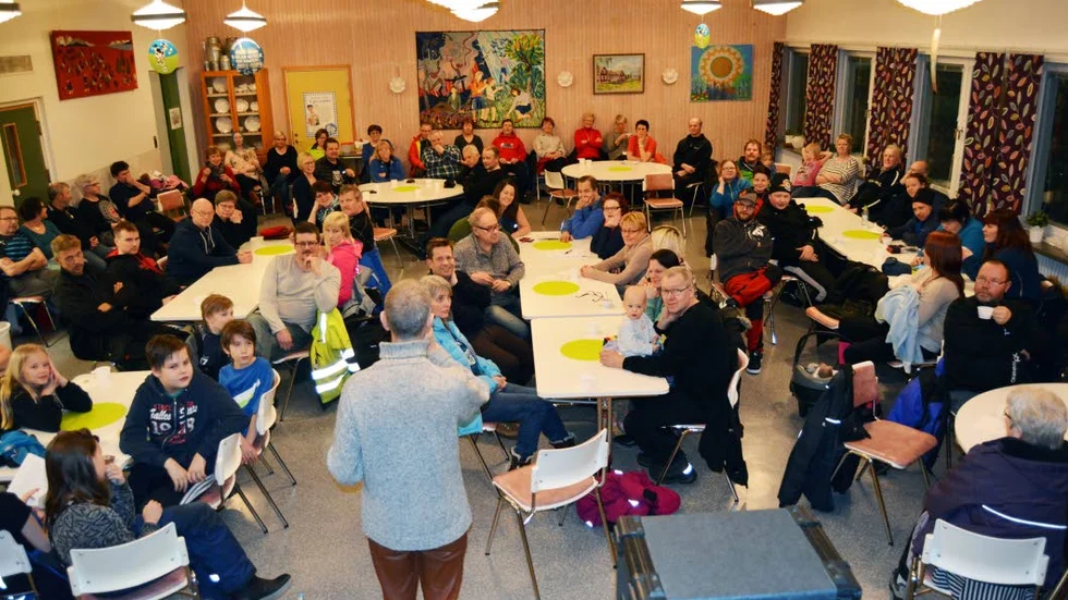 STORMÖTE. Vid mötet i Tärendö informerade föräldragruppen om sitt krav att skolbeslutet måste omprövas.