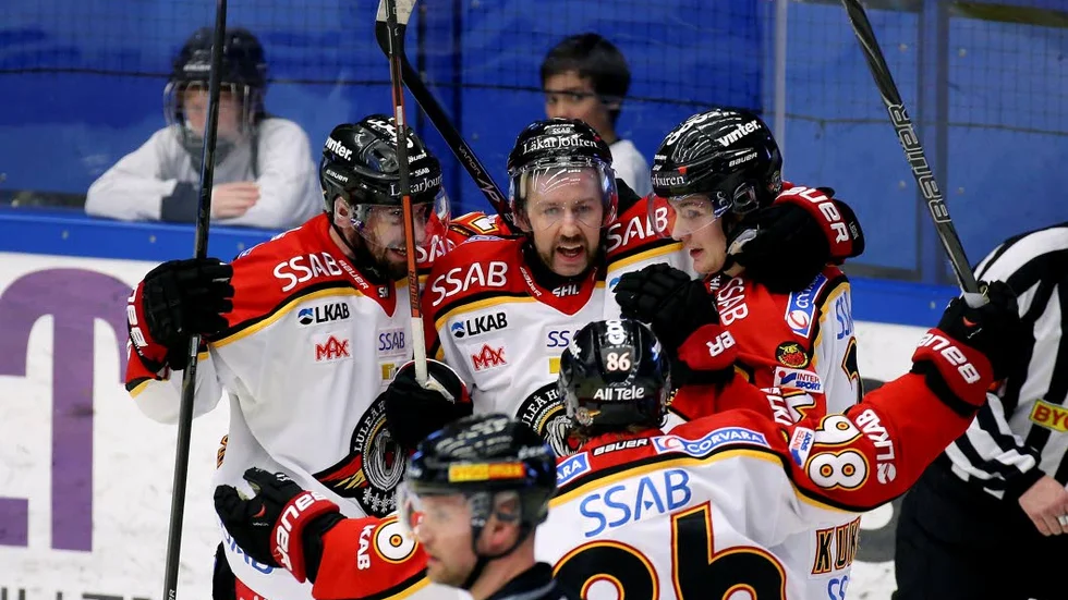Dean Kukan jublar. Backen gjorde 3-0-målet i början av den tredje perioden.