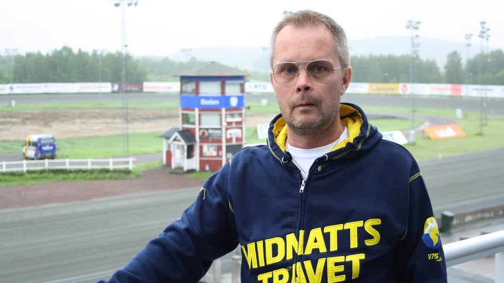 LÅNG HELG. För tio månader sedan tillträdde Mikael Lundmark tjänsten som travbanechef för Bodentravet och Skelleftetravet. Nu ställs han inför sin hittills tuffaste uppgift.