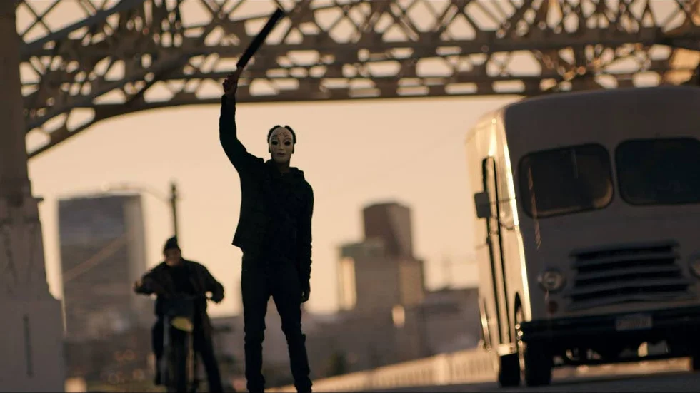 Maskklädda människor är en vanlig syn i The purge: Anarchy.