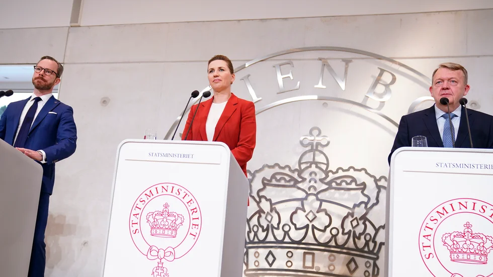 Jakob Ellemann-Jensen, Venstre, Mette Frederiksen, Socialdemokratiet och Lars Løkke Rasmussen, Moderaterne, presenterar den nya SVM-regeringens överenskommelse.
