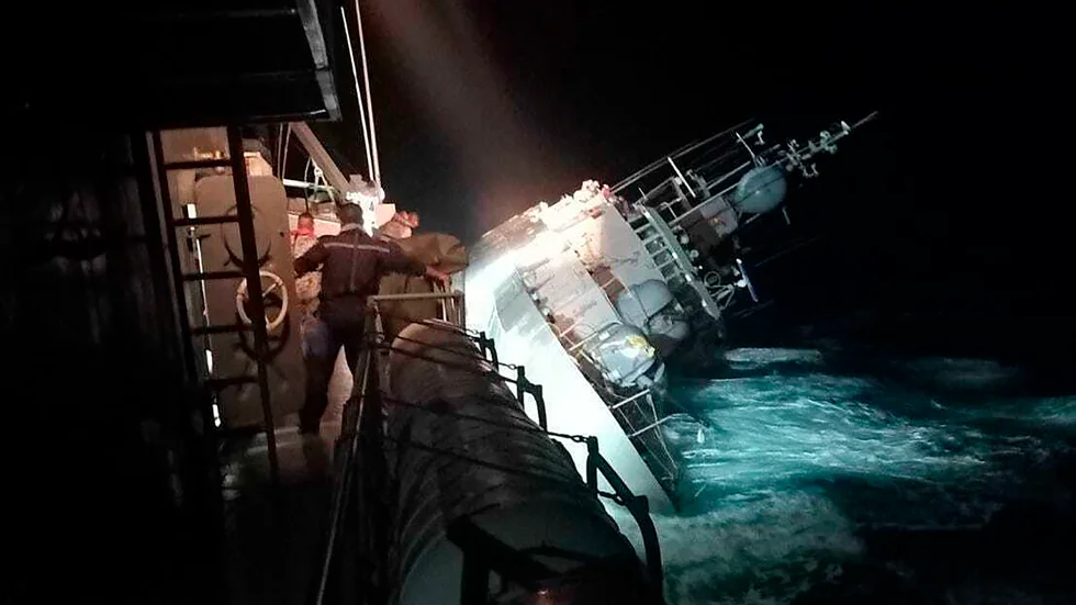 Korvetten HTMS Sukhothai kapsejsar utanför Prachuap Khiri Khan på Thailands östkust.