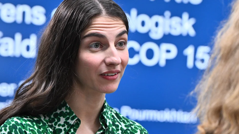 Miljöminister Romina Pourmokhtari (L) under en presskonferens inför FN:s konferens om biologisk mångfald COP15 i Montreal.