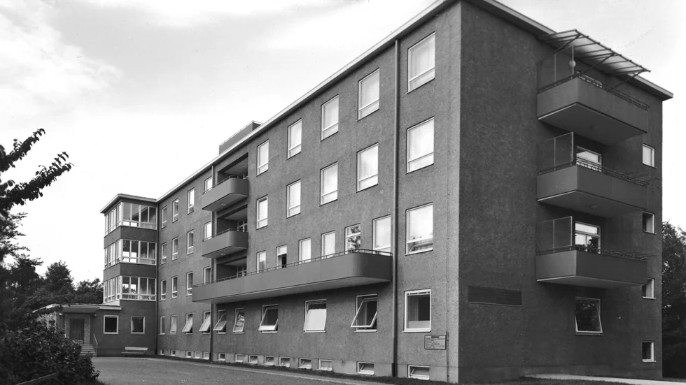 På nyåret 1951 togs på lasarettsområdet en ny byggnad i bruk för Ögon- näsa- och halskliniken samt för hudkliniken. Den var ritad av arkitekten Herbert Brunskog och kostade totalt 1,9 miljoner kronor.