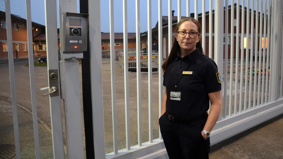 Karin-Malin Pettersson, kriminalvårdschef i Nyköping har hittills inte tvingats till lösningen att låsa in fångarna tidigare på kvällen. "Vi har ett bra personalläge på grund av förseningen av häktesbygget", säger hon.